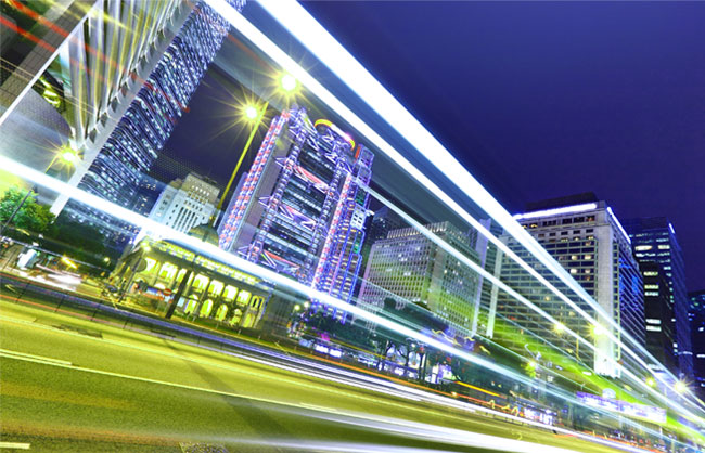 Frekventovaná silnice první třídy večer uprostřed města