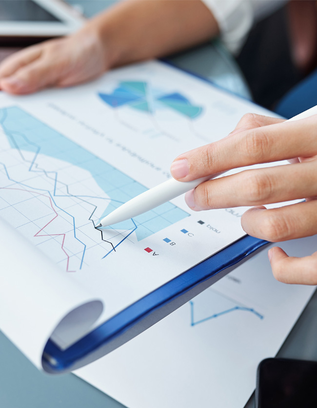 Tým analyzuje papír s grafy a daty ohledně chytrých měst