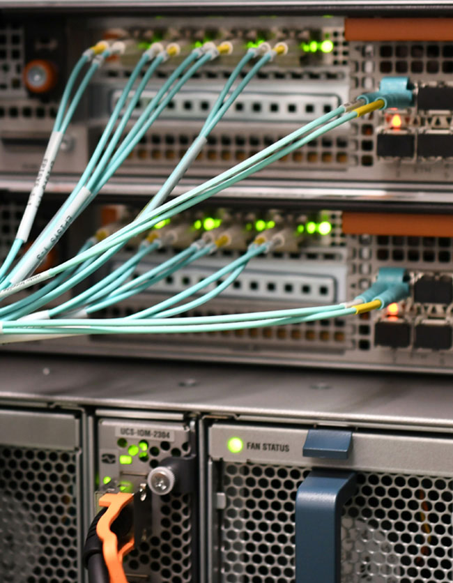 Router s kabely pro síť a infrastrukturu