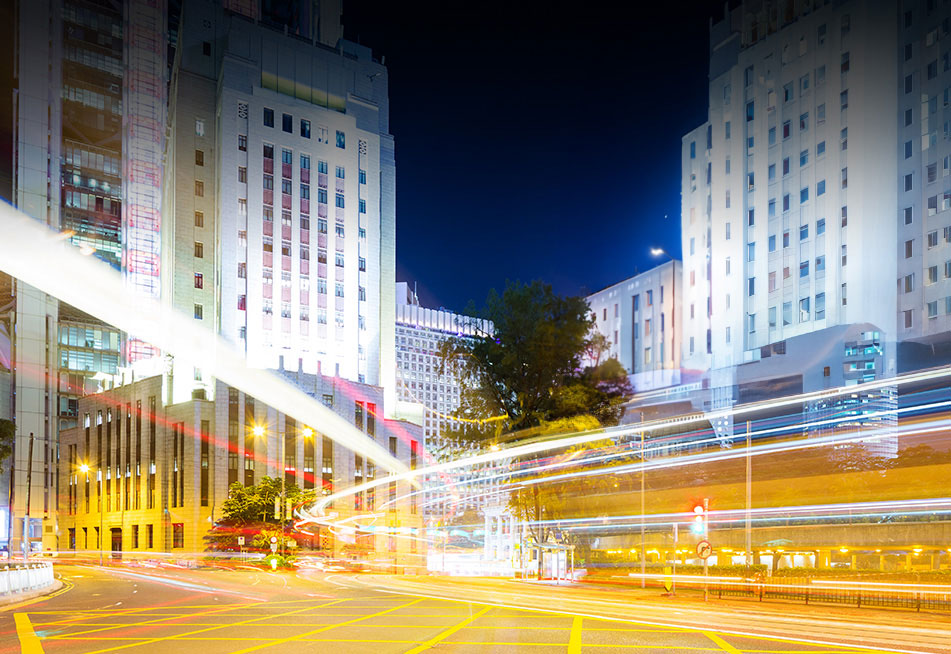 Moderní město s plynulou dopravou a chytrými budovami