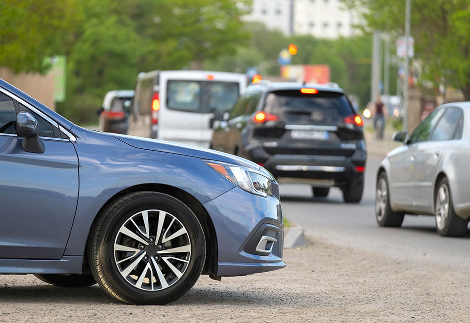 Auto snažící se zařadit do městské zácpy v centru města