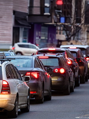 Kolona aut uprostřed města způsobená nedostatečnou infrastrukturou