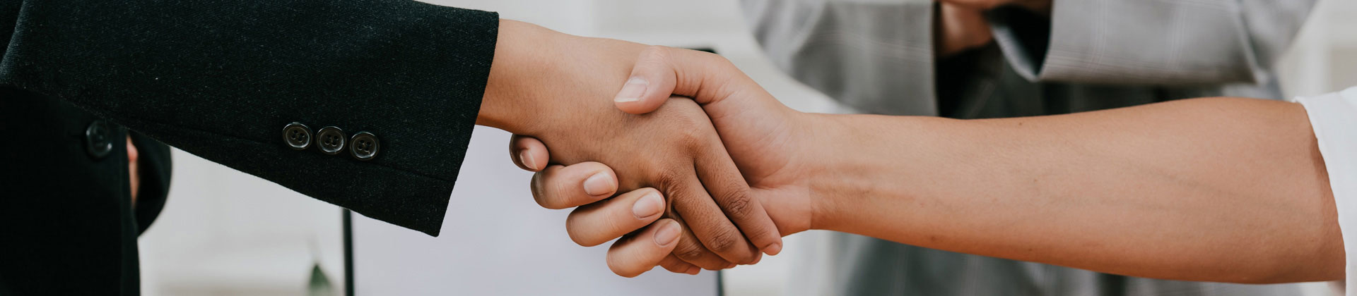 Obchodník a obchodnice si na dohodnutí spolupráce potřásli rukou