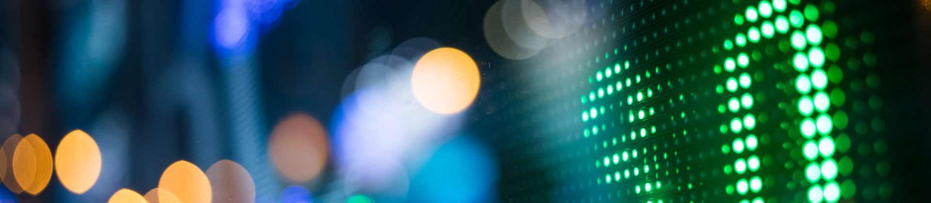 Rozmazaná digitální obrazovka s číslicemi na displaji