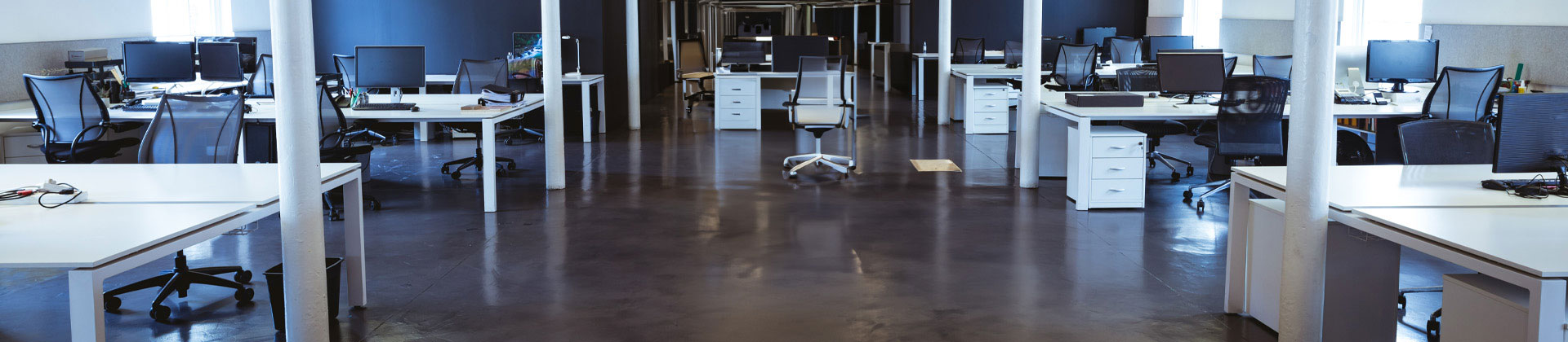 Moderní kancelář s kancelářským profesionálním vybavením a nábytkem